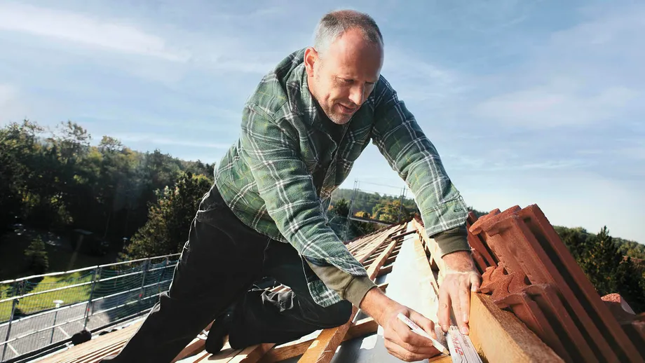 Usługa dekarska montowania kalenicy na dachu dwuspadowym