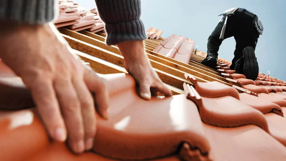 Układanie dachówki krok po kroku przez Certyfikowanego Dekarza Braas